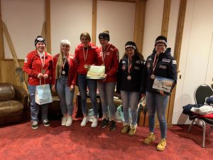 2023 01 13 il podio con da destra Martina Vozza e la guida Ylenia Sabidussi terze nel terzo Slalom Gigante di Veysonnaz